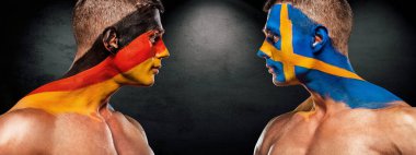 Deutschland vs Sverige. İki futbol ya da futbol hayranları ile bayraklar yüz yüze Stadı.