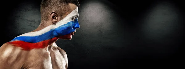 Voetbal of de voetbal fan met bodyart op gezicht - vlag van Rusland 2018, op stadion. — Stockfoto