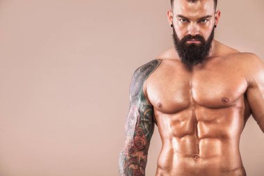 Spor salonundaki halterli spor mankeni..