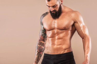 Spor salonundaki halterli spor mankeni..