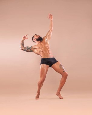 Spor salonundaki halterli spor mankeni..