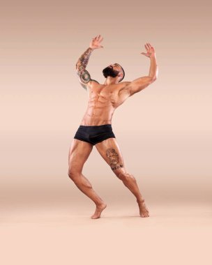 Spor salonundaki halterli spor mankeni..