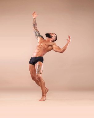 Spor salonundaki halterli spor mankeni..