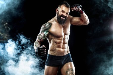 Boks kafesinde sokak dövüşçüsü. Işıklı ve dumanlı bir arka plan. Kopyalama alanı ile eylem görüntüsü.