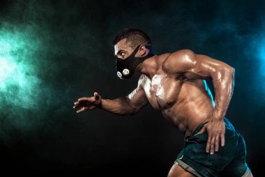 Güçlü bir atletik, beyaz sırtında kadın koşucu dar, açık renk bir spor kıyafeti giyiyor..