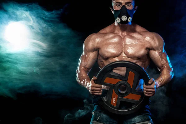 Spor salonundaki halterli spor mankeni..