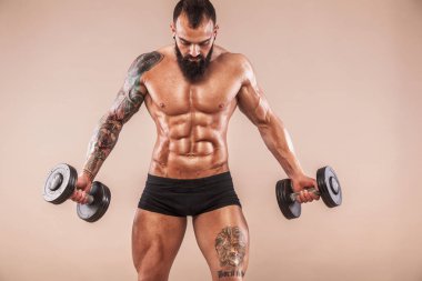 Spor salonundaki halterli spor mankeni..