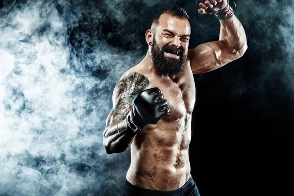 Boks kafesinde sokak dövüşçüsü. Işıklı ve dumanlı bir arka plan. Kopyalama alanı ile eylem görüntüsü.