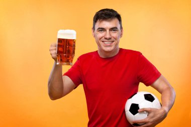 Şişman bir adamın yarım boy portresi. Elinde bira bardağı var. Arka planda izole edilmiş.