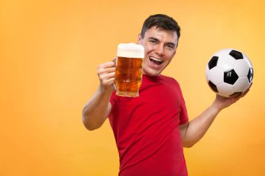 Şişman bir adamın yarım boy portresi. Elinde bira bardağı var. Arka planda izole edilmiş.