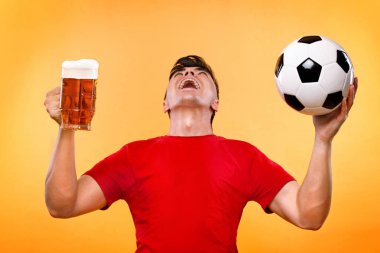 Şişman bir adamın yarım boy portresi. Elinde bira bardağı var. Arka planda izole edilmiş.