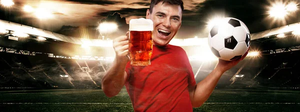 Şişman bir adamın yarım boy portresi. Elinde bira bardağı var. Arka planda izole edilmiş.