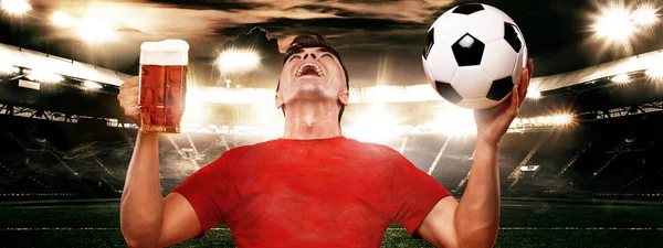 Şişman bir adamın yarım boy portresi. Elinde bira bardağı var. Arka planda izole edilmiş.