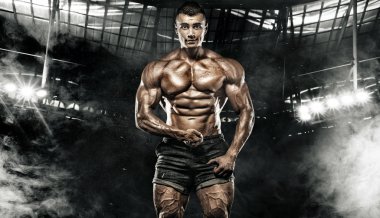 Kas Genç fitness spor adamı. Egzersiz fitness salonunda dumbbell ile. Fitness beslenme reklamlar için kopya alanı.