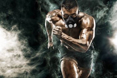 Çalışan, fitness ve spor motivasyon eğitimi maskesinde güçlü atletik adam sprinter. Runner kavramı kopya alanı ile. Dinamik hareket.