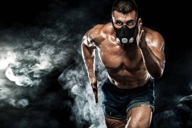 Çalışan, fitness ve spor motivasyon eğitimi maskesinde güçlü atletik adam sprinter. Runner kavramı kopya alanı ile. Dinamik hareket.