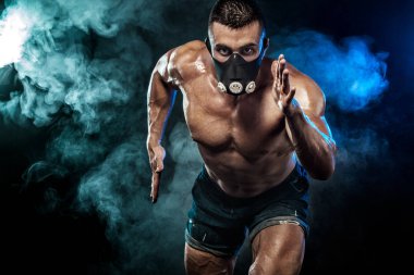 Çalışan, fitness ve spor motivasyon eğitimi maskesinde güçlü atletik adam sprinter. Runner kavramı kopya alanı ile. Dinamik hareket.