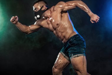 Çalışan, fitness ve spor motivasyon eğitimi maskesinde güçlü atletik adam sprinter. Runner kavramı kopya alanı ile. Dinamik hareket.
