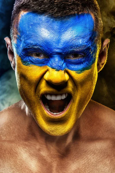 Voetbal of voetbal of volleybal, ventilator met bodyart op gezicht - vlag van Oekraïne. — Stockfoto