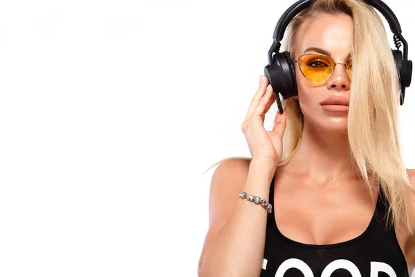 Närbild porträtt av vacker sexig blond Dj kvinna på vit bakgrund i studio hörlurar. — Stockfoto