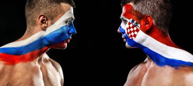Futbol ya da futbol fan ile saldırganlık - Rusya vs Hırvatistan bayrakları, playoff yüzündeki bodyart ile. Spor konsepti ile boşaltmak.