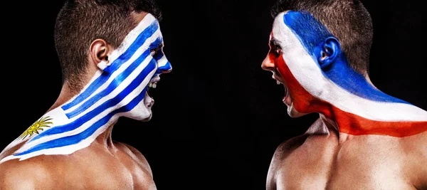 Fußball oder Fußballfan mit Bodyart im Gesicht vor Aggression - Flaggen von Uruguay gegen Frankreich Playoff. Sportkonzept mit Copyspace. — Stockfoto