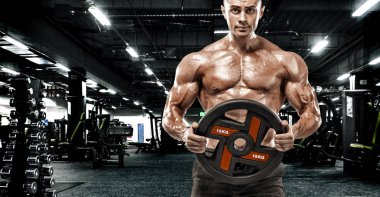 Acımasız güçlü kas vücut geliştirmeci atletik erkek yakışıklı erkekler spor salonu çıplak gövde egzersizleri yapıyor kaslar egzersiz vücut geliştirme kavramı arka plan - pompa. Spor beslenme reklamlar için kopya alanı.