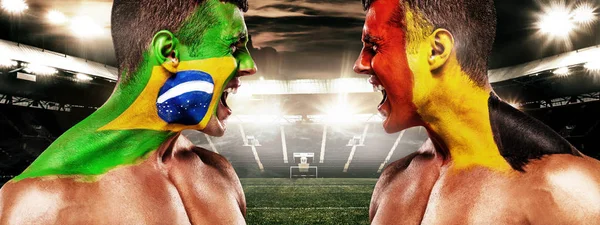 Fã de futebol ou futebol com bodyart no rosto no estádio - bandeiras do Brasil vs Bélgica. Conceito de esporte com copyspace . — Fotografia de Stock