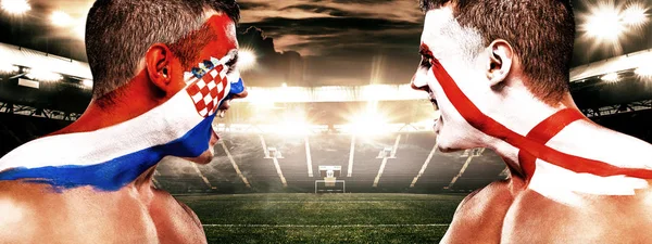Atleta aficionado al fútbol o al fútbol con bodyart en la cara: banderas de Croacia vs Inglaterra. Concepto Deportivo con copyspace . —  Fotos de Stock