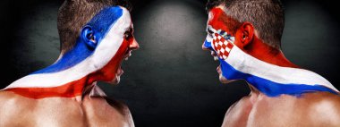 Futbol ya da futbol fan atlet bodyart yüz - ile Fransa vs Hırvatistan bayraklar. Spor konsepti ile boşaltmak. Son.