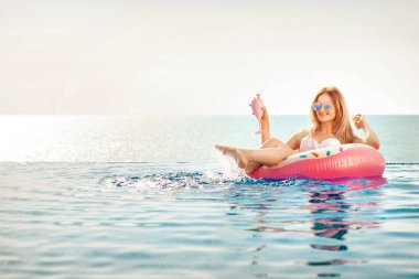 Yaz tatili. Bikini Spa yüzme havuzunda şişme çörek şişme kadın.