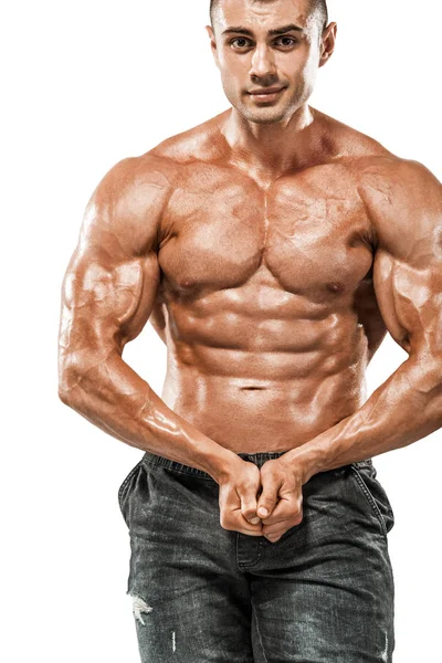 Brutaler kräftiger muskulöser Bodybuilder athletischer Mann, der auf weißem Hintergrund Muskeln aufpumpt. Workout Bodybuilding Konzept. Kopierraum für Sporternährungsanzeigen. — Stockfoto