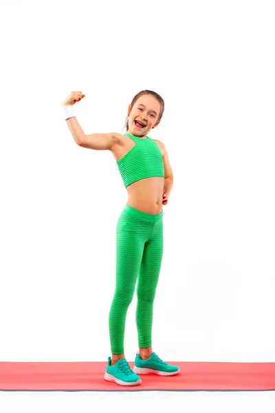Dziecko, dziewczyna robi ćwiczenia jogi fitness lub na białym tle. Pojęcie sportu. — Zdjęcie stockowe