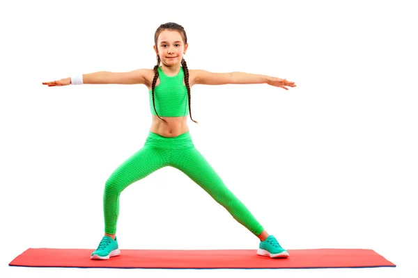 Девочка делает фитнес или йоги упражнения изолированы на белом фоне. Концепция . — стоковое фото
