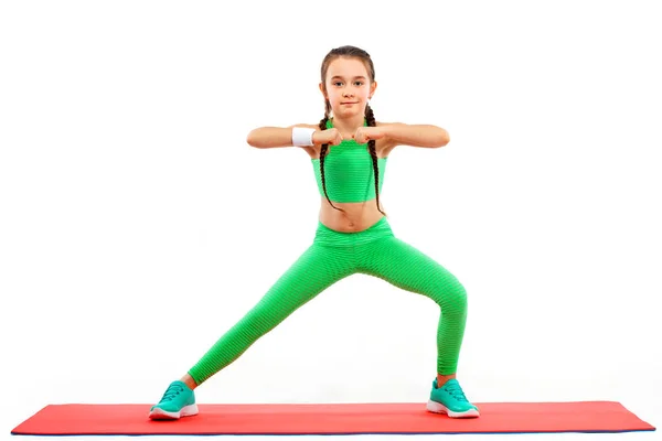 Niña haciendo ejercicios de fitness o yoga aislados sobre fondo blanco. Concepto deportivo . — Foto de Stock