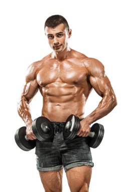 Acımasız güçlü kas vücut geliştirmeci atletik erkek beyaz arka plan üzerinde halter ile kasları kadar pompalama. Egzersiz vücut geliştirme kavramı. Spor beslenme reklamlar için kopya alanı.