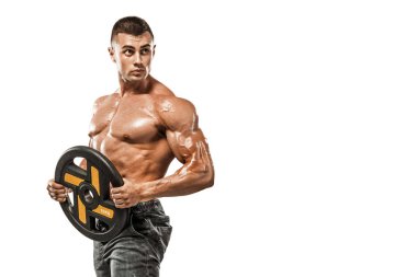 Pompa acımasız güçlü kas vücut geliştirmeci atletik erkek beyaz arka plan üzerinde kaslar. Egzersiz vücut geliştirme kavramı. Spor beslenme reklamlar için kopya alanı.