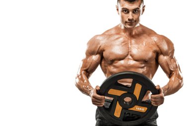 Pompa acımasız güçlü kas vücut geliştirmeci atletik erkek beyaz arka plan üzerinde kaslar. Egzersiz vücut geliştirme kavramı. Spor beslenme reklamlar için kopya alanı.