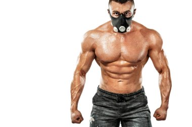 Pompa acımasız güçlü kas vücut geliştirmeci atletik erkek beyaz zemin üzerine eğitim maskesinde kaslar. Egzersiz vücut geliştirme kavramı. Spor beslenme reklamlar için kopya alanı.