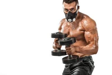 Pompa acımasız güçlü kas vücut geliştirmeci atletik erkek beyaz zemin üzerine eğitim maskesinde kaslar. Egzersiz vücut geliştirme kavramı. Spor beslenme reklamlar için kopya alanı.