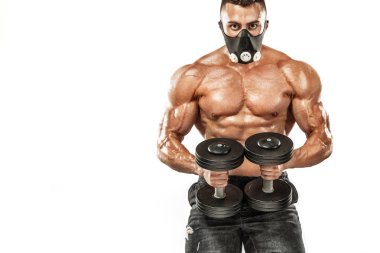 Pompa acımasız güçlü kas vücut geliştirmeci atletik erkek beyaz zemin üzerine eğitim maskesinde kaslar. Egzersiz vücut geliştirme kavramı. Spor beslenme reklamlar için kopya alanı.
