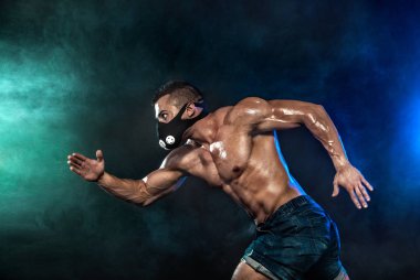 Çalışan, fitness ve spor motivasyon eğitimi maskesinde güçlü atletik adam sprinter. Runner kavramı kopya alanı ile. Dinamik hareket.