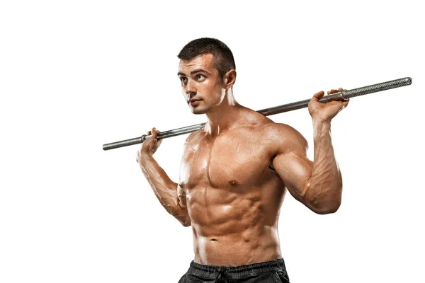 Жорстокий сильний м'язовий культурист спортивний чоловік накачує м'язи з барбелом на білому тлі. Тренувальна концепція бодібілдингу. Копіювати простір для реклами спортивного харчування . — стокове фото