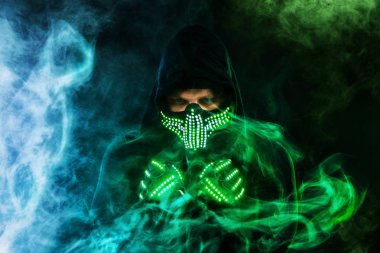 Siyah giymek, neon maske ve eldiven gizemli adam. Karakter papaz veya Sihirbazı gelecekten gelen elbise içinde. Suikastçi ile güçlü yüz ifadesi. Fantasy kitap ya da bilgisayar oyunu kapak konsepti.