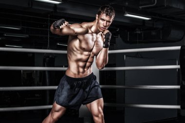 Sporcu muay Taylandlı boksör boks kafes dövüş. Kopya alanı ile. Spor kavramı.