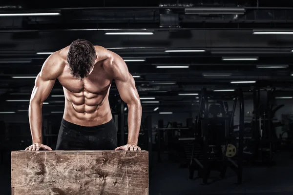 Schöner muskulöser Mann trainiert im Crossfit-Fitnessstudio — Stockfoto
