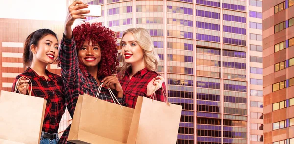 Trois femmes heureuses en shopping. Afro-américains, asiatiques et caucasiens. Fête du vendredi noir. Concept pour la publicité des ventes saisonnières . — Photo