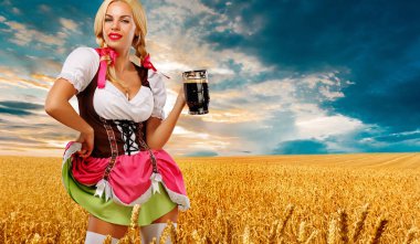 Bira partisi. Seksi Oktoberfest kadın - garson, bir geleneksel Alman Bavyera elbise giyen Münih'te büyük bira bardağı altın buğday alan arka plan üzerinde hizmet veren.