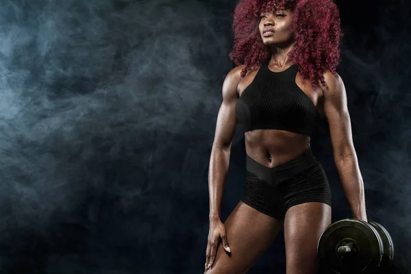 Sportos gyönyörű nő súlyzókkal teszi fitness gyakorló fekete háttér maradni fitt — Stock Fotó