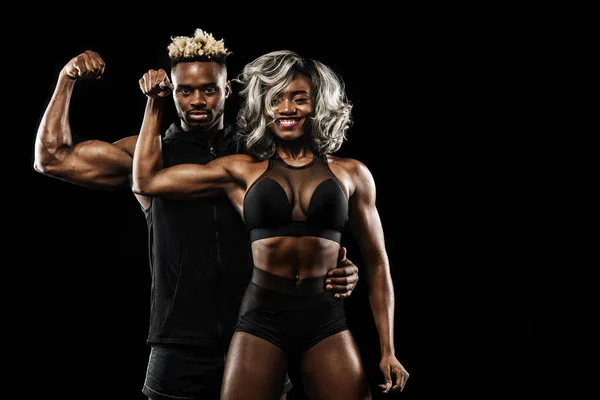 Fitness cuplu de sportivi care pozează pe fundal negru, stil de viață sănătos de îngrijire a corpului. Concept sportiv cu spațiu de copiere . — Fotografie, imagine de stoc